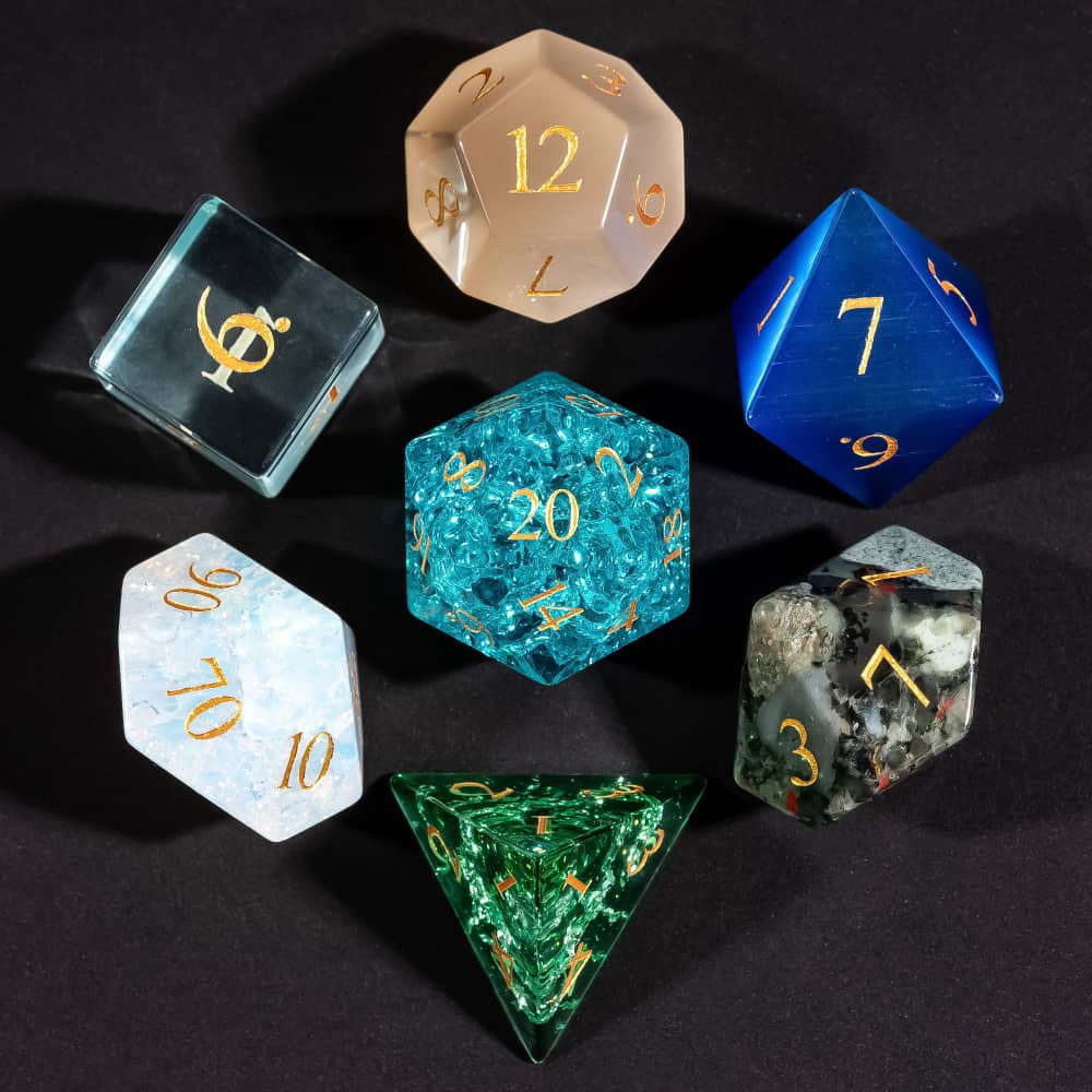 Cusdie 7 Кубиков из Каменного Стекла для DND Случайного Цвета Набор Кубиков с Самоцветами D4 D6 D8 D10 D% D20 Многогранные Кубики для Коллекции Настольных Игр