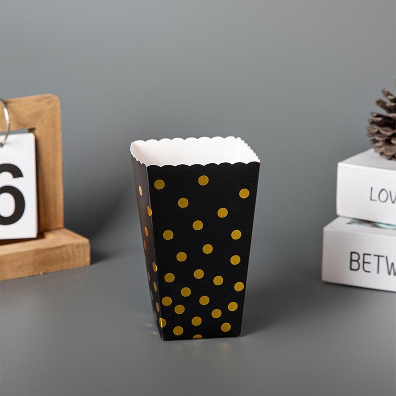 Складная бумажная коробка с тиснением золотом, черного и белого цветов для куриного попкорна, картофельных чипсов или других закусок — одноразовая упаковка для пищевых продуктов.