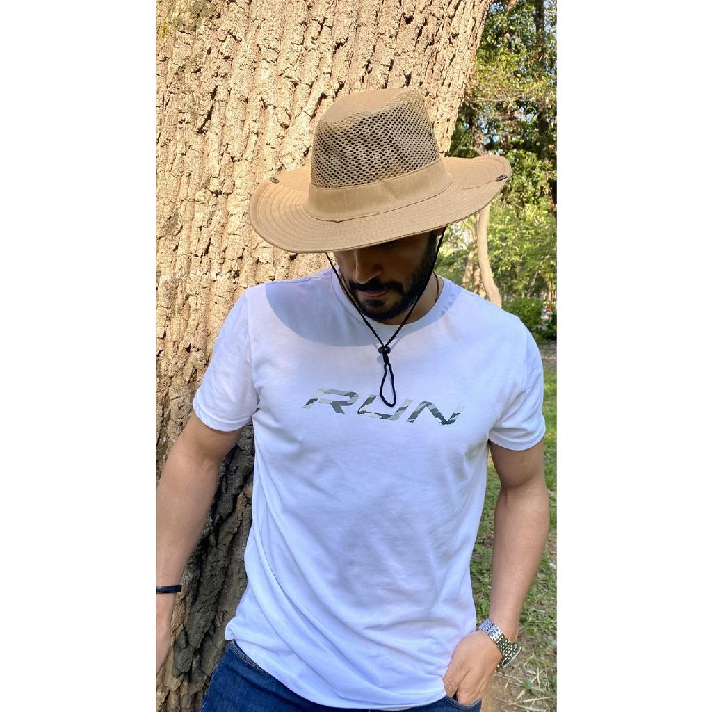 Ковбойская модель мужского пола в соломенной шляпе