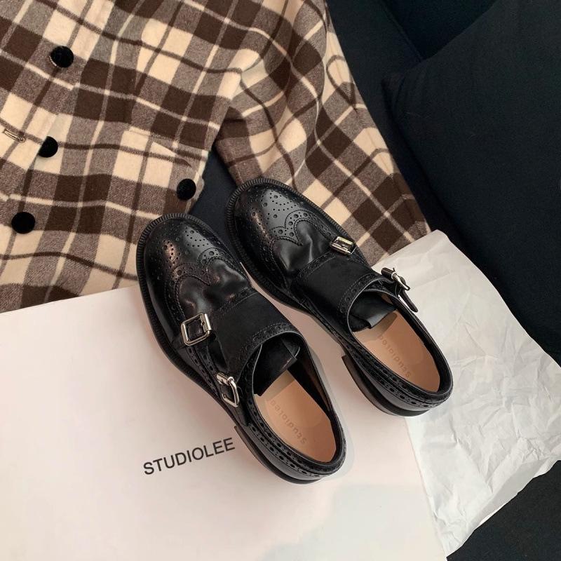 Усадка обуви Лошадиная кожа Резная Двубортная Круглый носок Толстый каблук Маленькие кожаные туфли Женские