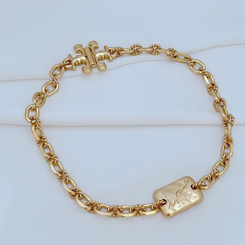 Шикарный браслет-цепочка с крупными звеньями и металлической биркой в стиле легкой роскоши