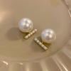 Light Luxury Pearl Earrings for Women with Niche Design and Temperament High-end Earrings New Style