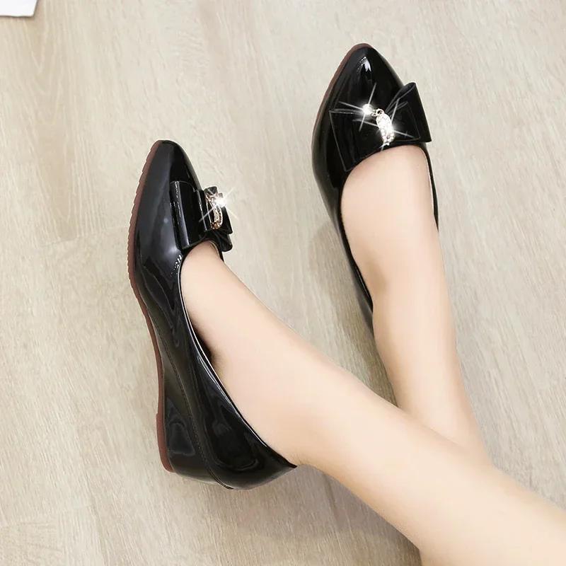 Модные лакированные кожаные туфли с внутренним увеличением и острым носком, мокасины на танкетке, женские туфли на плоской подошве, однотонные, слипоны для женщин 2024