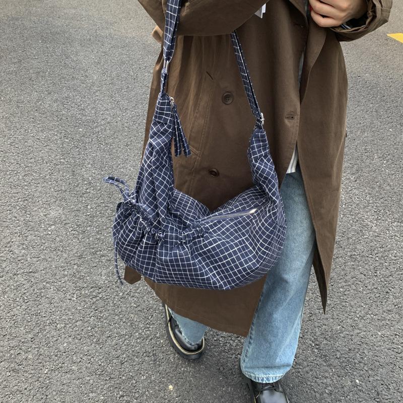 Korean version of fashion plaid shoulder bag 2025 new large-capacity retro commuter messenger bag niche foreign style dumpling bag