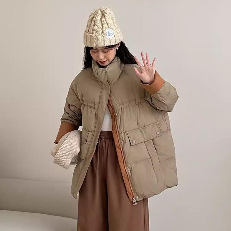 Модная контрастная короткая пуховая куртка женская 2024 зима новая стойка воротник утолщенный белый утиный пух рукав с отворотом теплая куртка большой размер