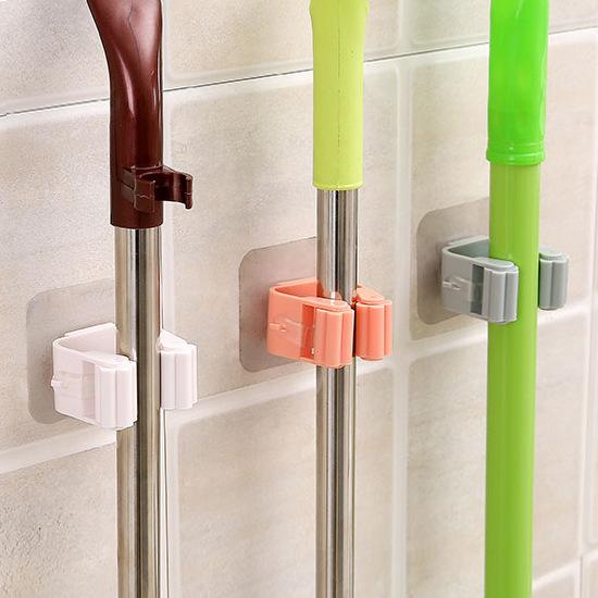 Креативный и мощный не оставляющий следов зажим для швабры на ролике без пробивания отверстий, подвесная стойка для метел, крючок для швабры для ванной комнаты, самоклеящийся крючок-вешалка