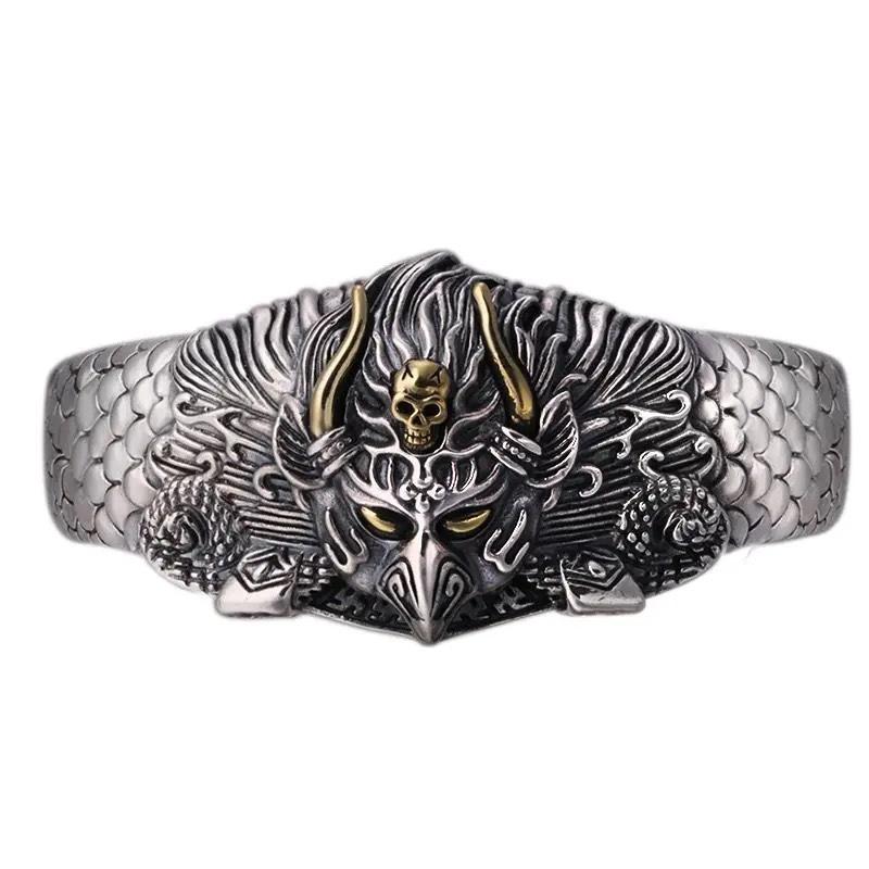 Мужской ретро-браслет с выразительным, властным дизайном и изображением птицы Рок, широко раскрытый.
