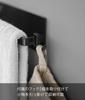 Yamazaki Крючок для пленки Вешалка для кухонных полотенец, Черный, Размеры: Ш18 x Г4.5 x В6см, Серия Tower, Плавающий держатель для полотенец, 2162