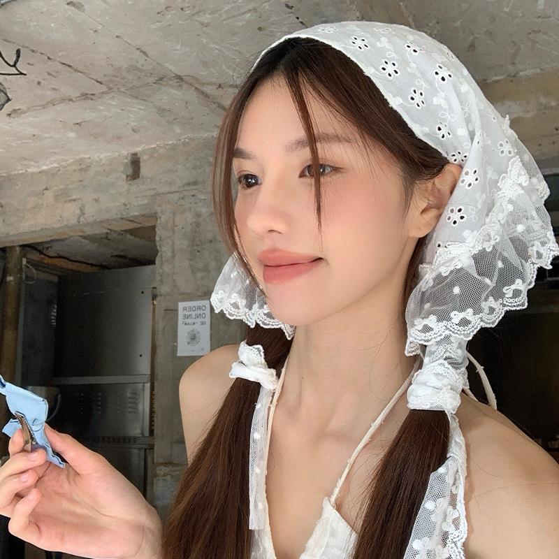 Retro Lace Triangle Headscarf Retro Y2K Embroidered Floral Neck Scarf Crochet Hair Scarf Bandanas for Women Girls Lace Kerchief