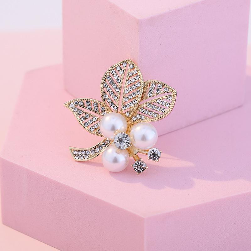 Light Luxury Ginkgo Biloba Brooch High-End Women'S Exquisite Flower Pearl Corsage Design Sense Niche Pin Clothes Accessories