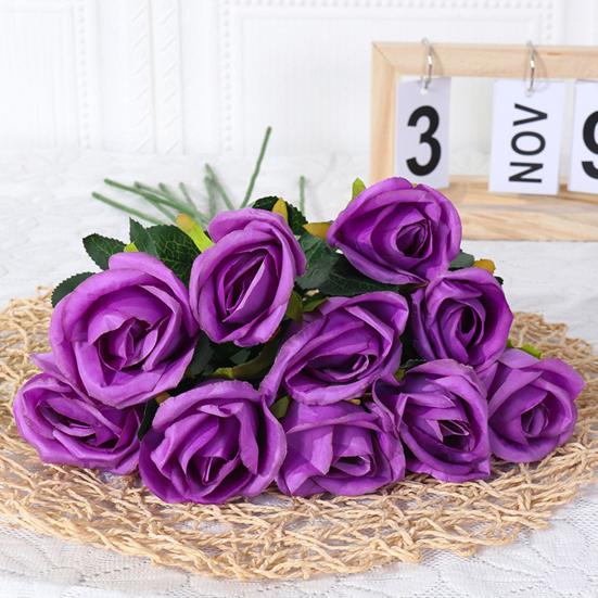 Красивый искусственный цветок, реалистично выглядящий из искусственной шелковой ткани, яркий цвет