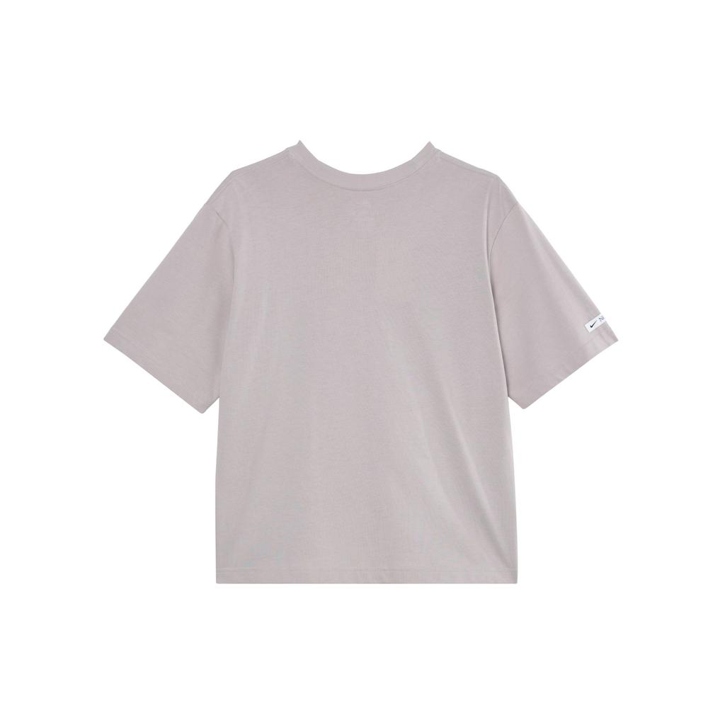 Nike Спортивная одежда Классическая буквенно-цифровая футболка с коротким рукавом с круглым вырезом и заниженными плечами Женские топы Серый Фиолетовый FQ6601-019