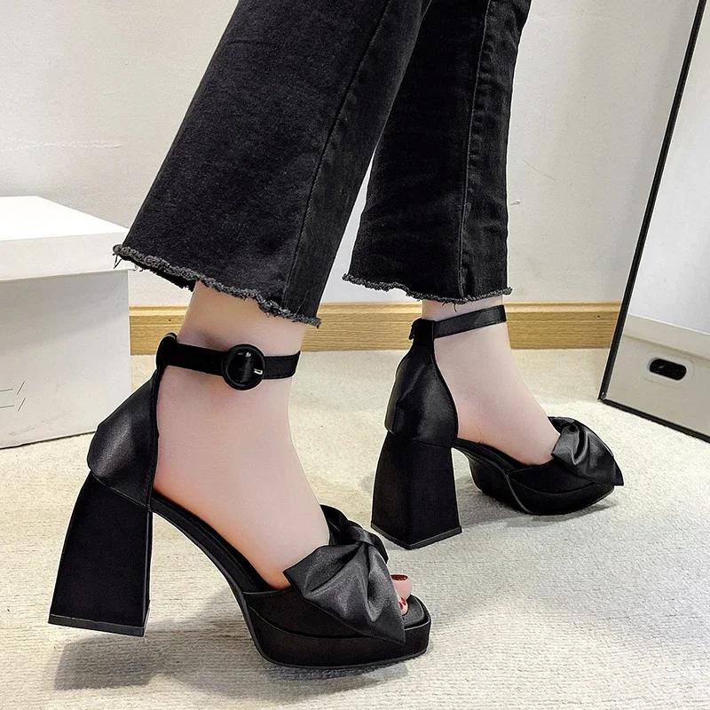 Мода 2024 года. Женская обувь. Брендовые женские босоножки с пряжкой и ремешком. Летние босоножки с квадратным носком для офиса и карьеры. Модные босоножки на каблуке с бабочкой и узлом.