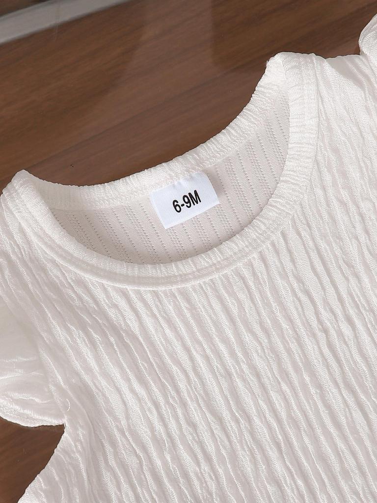 Летний комплект из двух предметов для девочек: Белый топ в рубчик с рукавами-крылышками и джинсовые шорты с ромашками