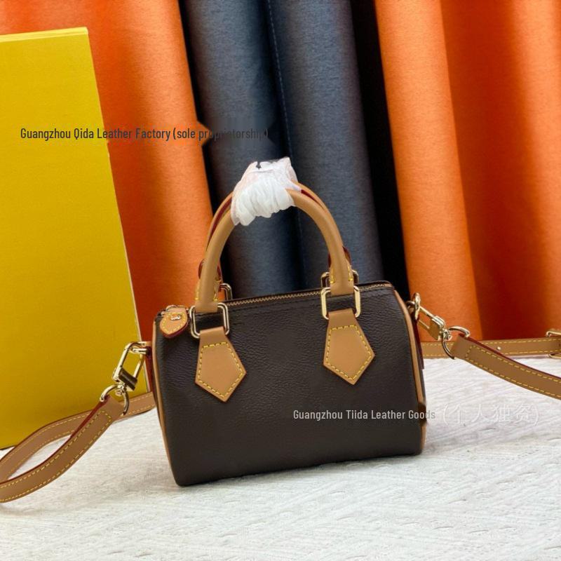 «Классическая сумка через плечо с цветочным логотипом — модный и универсальный дизайн»