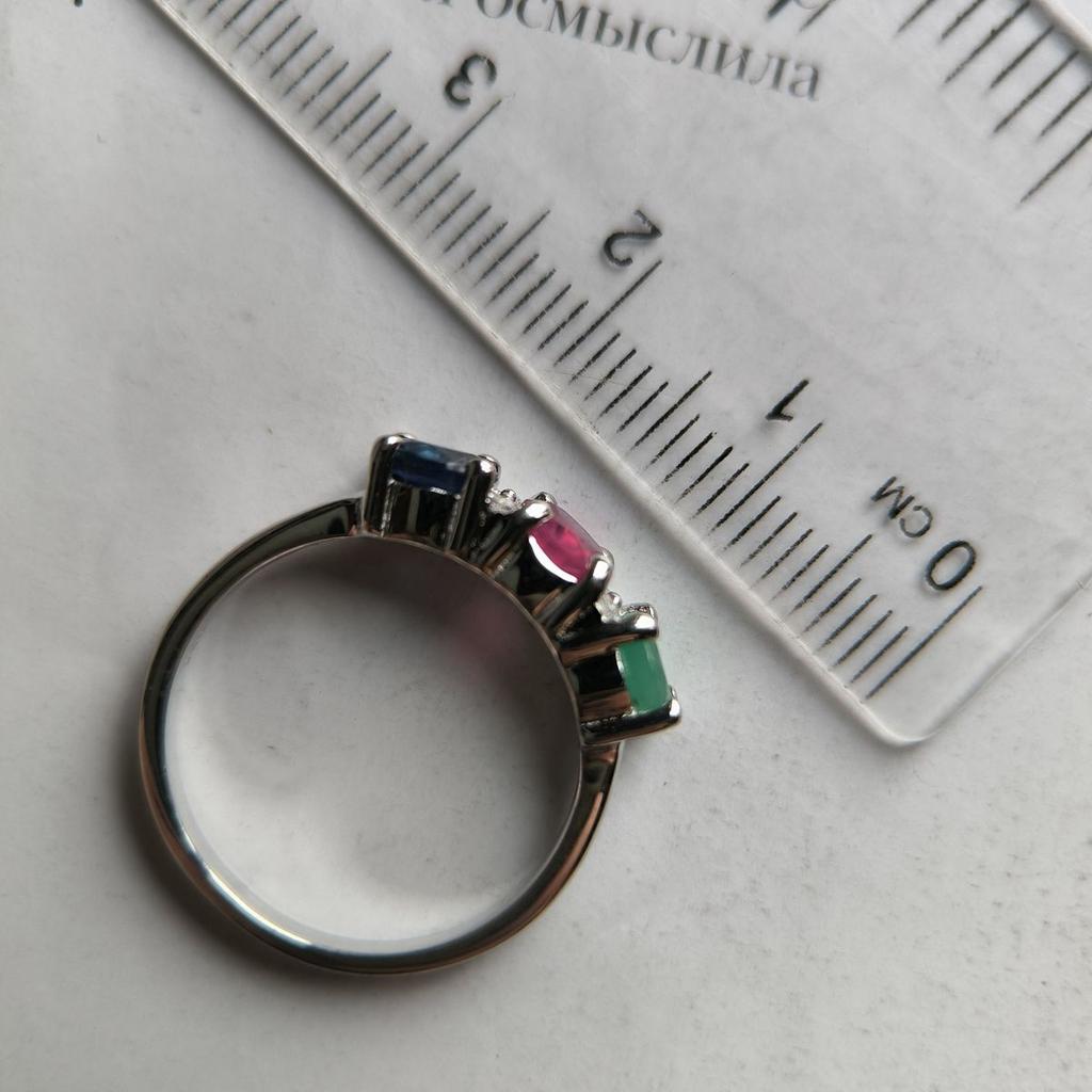 Серебряное кольцо с натуральным сапфиром 1.917ct, изумрудом, рубином, вес изделия 3,2 гр (2182351)