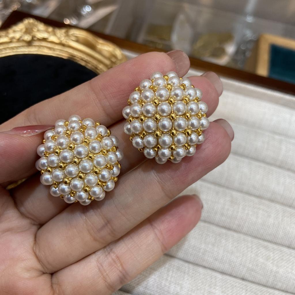 Серьги-игл S925 Silver Needle Light Luxury Универсальные элегантные серьги с круглым кольцом из жемчуга Модные легкие роскошные серьги из меди с золотым покрытием для женщин