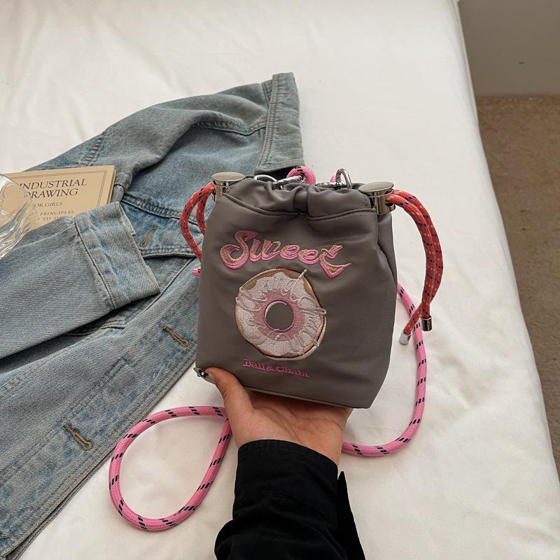 Весна Японский Досуг 2025 Персонализированная Сумка для Покупок Женская Мода Нишевый Дизайн Большая Вместимость Наплечная Сумка-Ведро Тренд