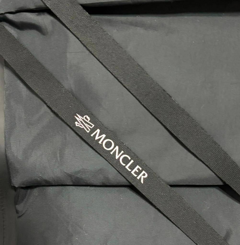 Подержанный женский пуховик MONCLER