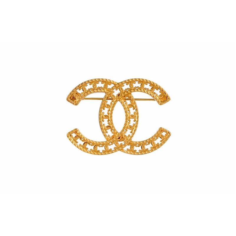 Chanel Классическая полая брошь с двойным логотипом C, золотая