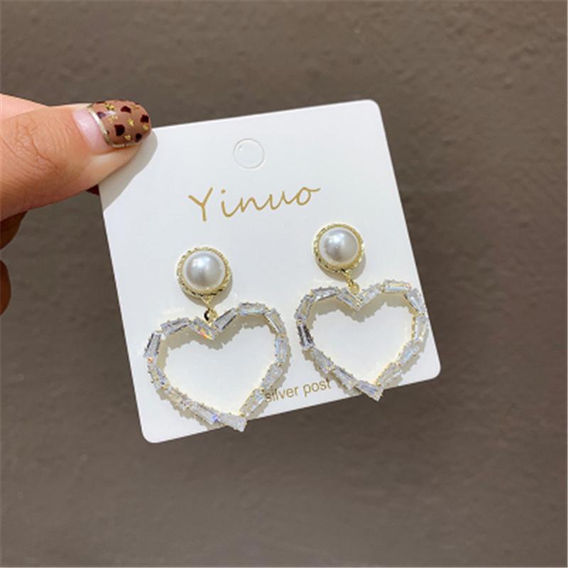 Серьги-подвески в форме сердца из серебра 925 пробы — модные, универсальные и в корейском стиле с акцентами из стразов