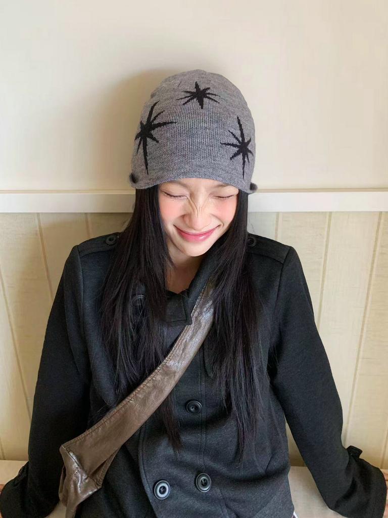 Star pattern knitted hat women's autumn and winter warm fashion versatile pullover wool hat showing a small face trendy cool cold hat