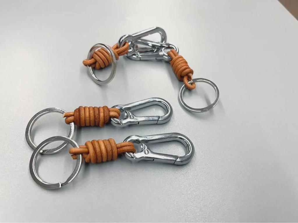 "Ретро карабин из сплава с кожаной брелоком и плетеным ремешком - Мужской деловой подарок"