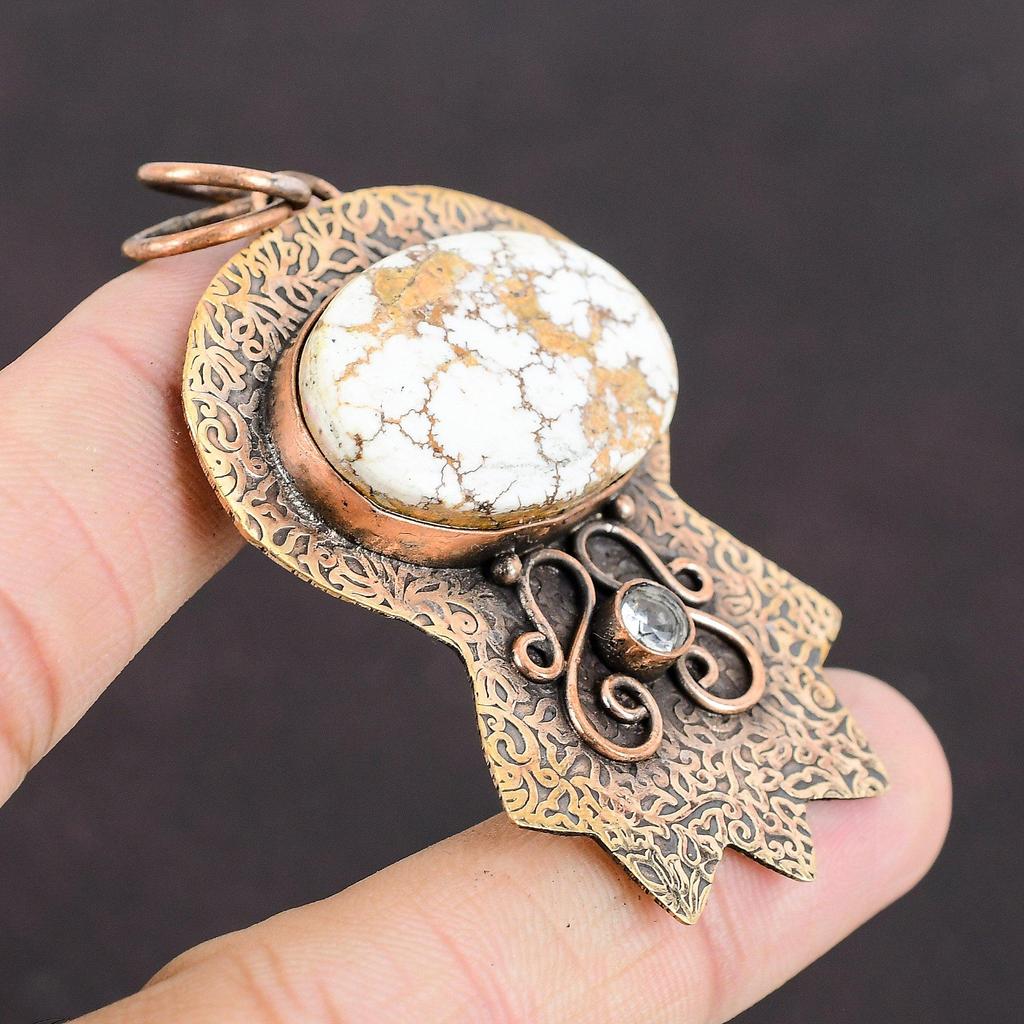 Подвеска из магнезита с дикой лошадью. Кулон с белым топазом. Медный кулон. Ювелирные изделия из драгоценных камней. Кулон ручной работы. Медные украшения. Дизайнерский кулон для подарка.