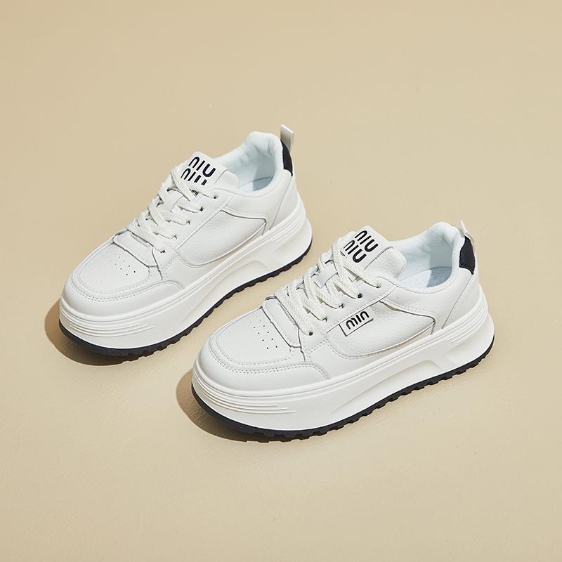 Мода 2024 Трендовые женские легкие спортивные туфли Женские вулканизированные туфли на плоской подошве Модная и удобная спортивная обувь