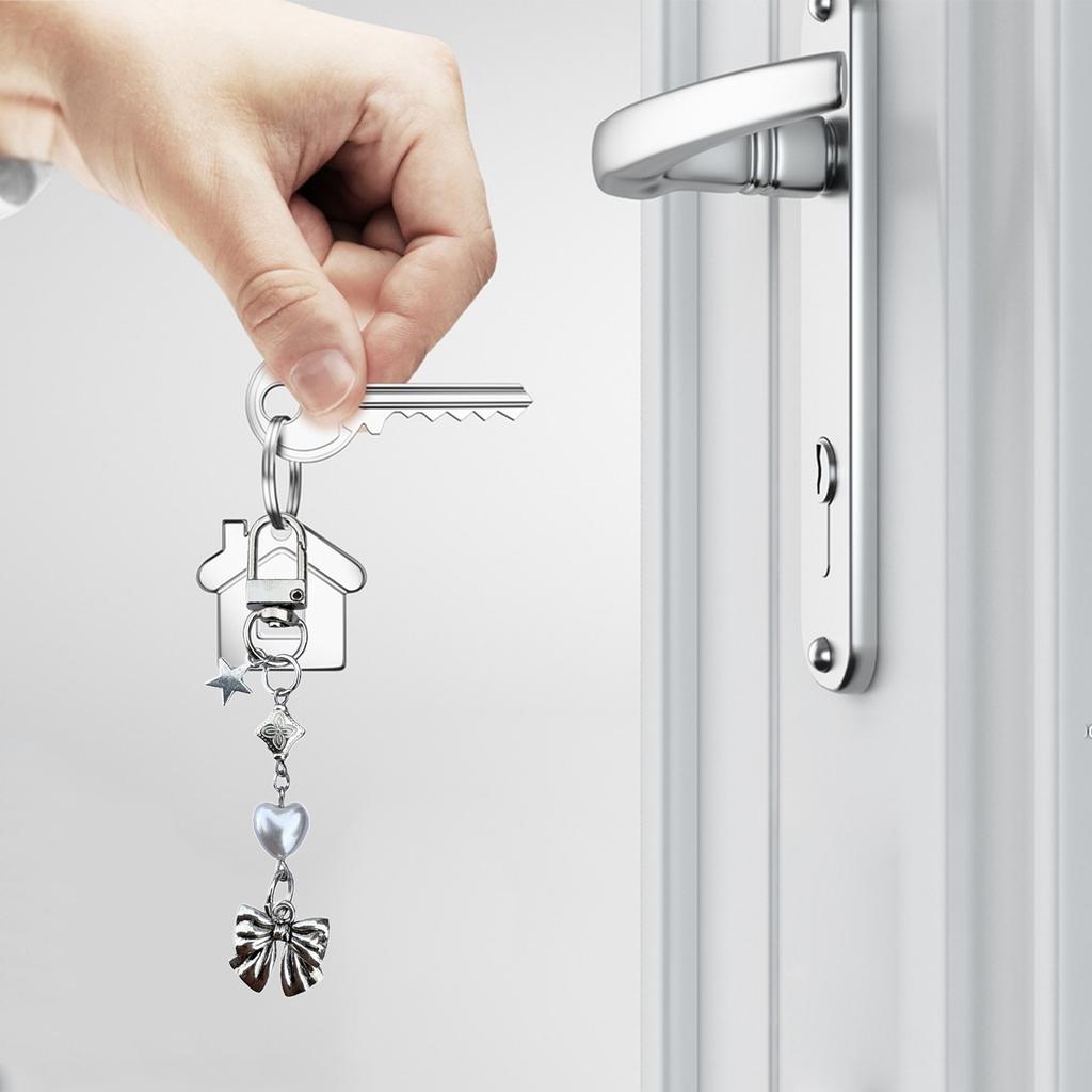 Elegant Phone Charm Silver Heart Chain Bag Pendant for Backpack Purse Wallet Stylish Keychain Accessory for Women