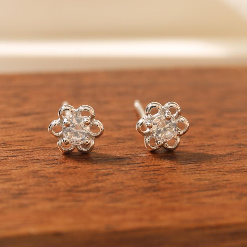 Миниатюрные милые серьги-цветочки. Модные универсальные и изысканные серьги. Подарок на день рождения для вашей лучшей подруги или девушки.