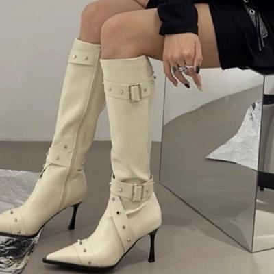 Модные женские ботфорты осенние новые остроносые ботинки с заклепками, ремешком с пряжкой, на высоком каблуке, облегающие, с боковой молнией