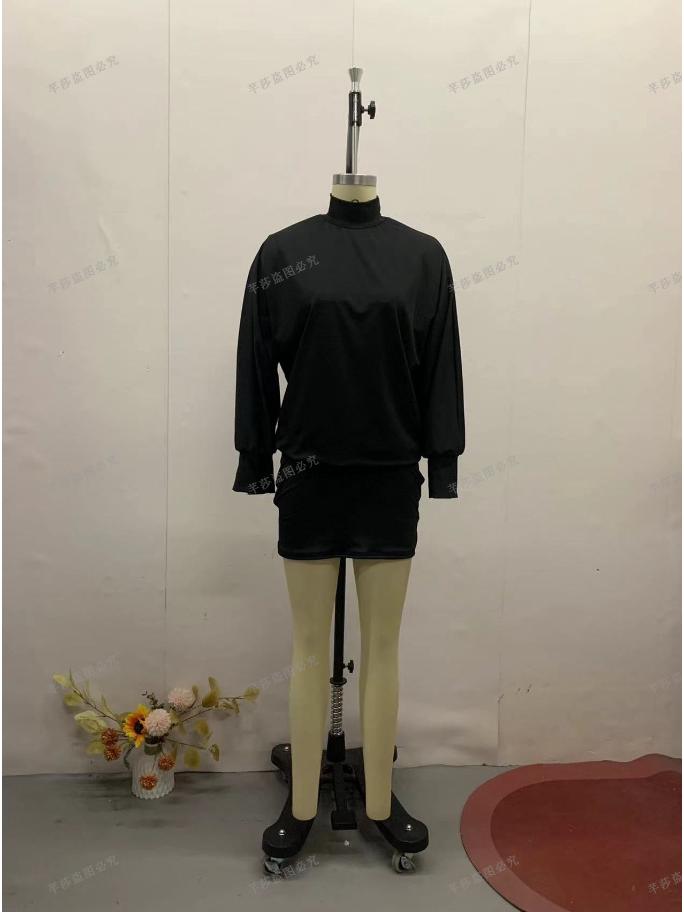 Европейский и американский женский однотонный топ с полувысоким воротом и открытой спиной и комплект короткой юбки - Коллекция Лето 2024