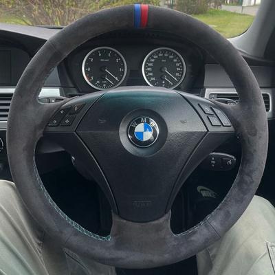 Изготовленный на заказ автомобильный оплеточный чехол на руль, подходящий для BMW E60 (Седан) Е61 (гастроли) 530 523 523li 525 520li 535 545i Автомобиль