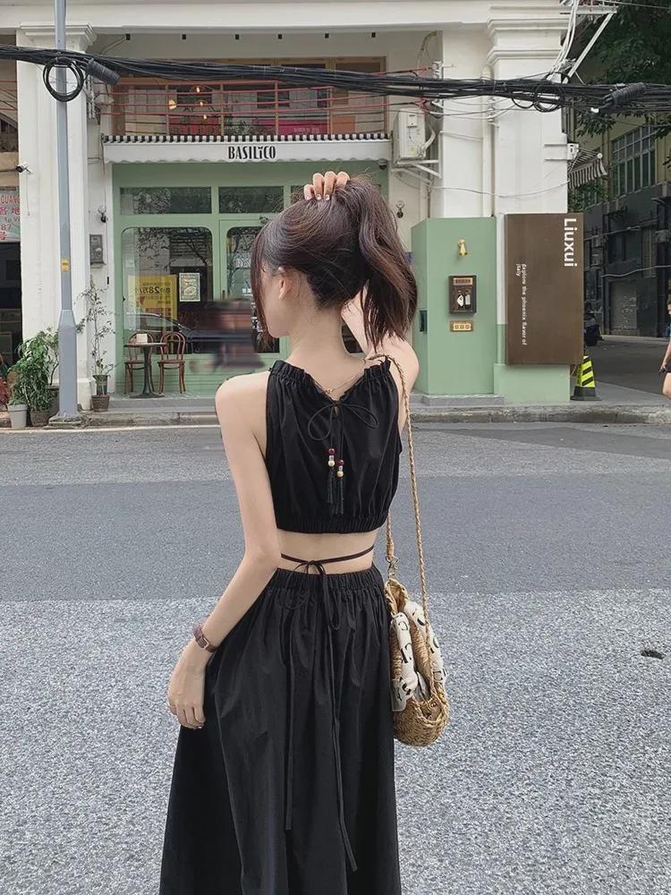 Женское платье с халтер-воротом и кисточками: Заниженная талия, завязывающийся пояс, длинная облегающая юбка, праздничный стиль.