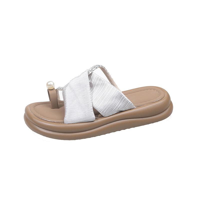 Тапочки на толстой подошве женские летние 2025 года, новая корейская версия, верхняя одежда, нишевая, металлический цветок, закрывающий носок, модные, с открытым носком, классные тапочки