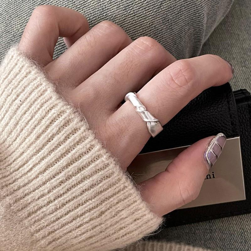 Trendy Minimalist Korean Vintage Stacking Rings for Women - Influencer-Approved Light Luxury Style.
