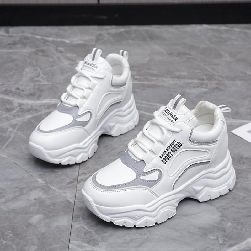 Маленькие белые туфли с внутренней высотой, увеличивающей рост, кроссовки в стиле «папиных», осенние новые кожаные повседневные спортивные туфли, женская платформа, женская обувь