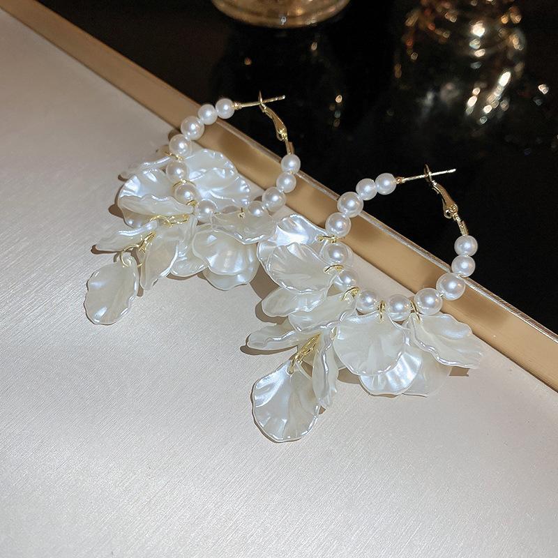 White Pearl Shell Fringed Earrings Fashionable and Elegant Temperament Earrings French Light Luxury High-end Earrings Women