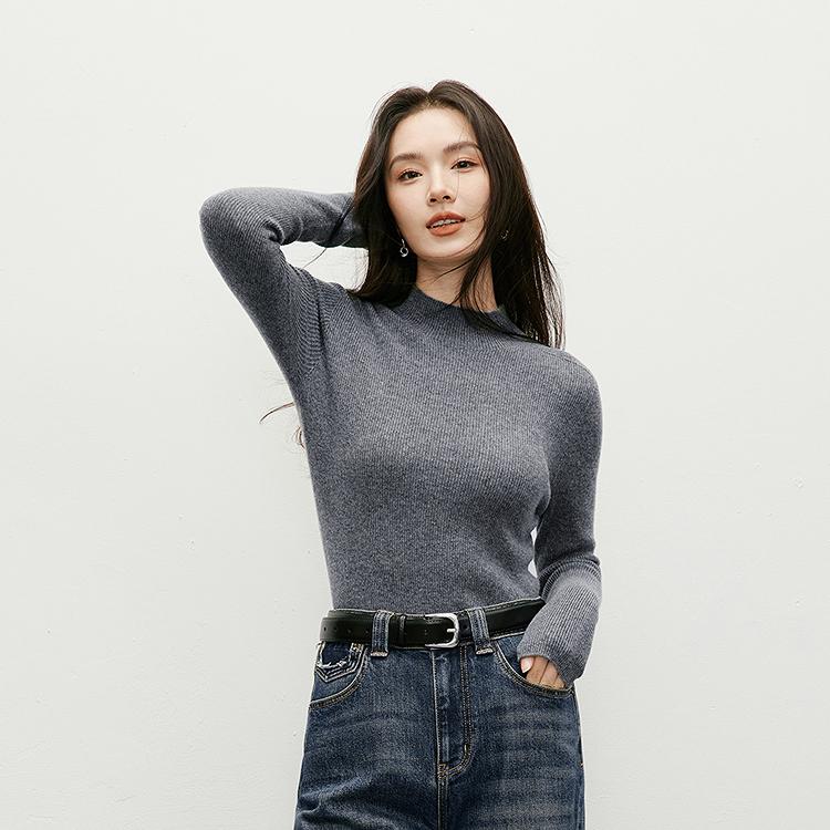 Seamless one-piece semi high neck knitted sweater