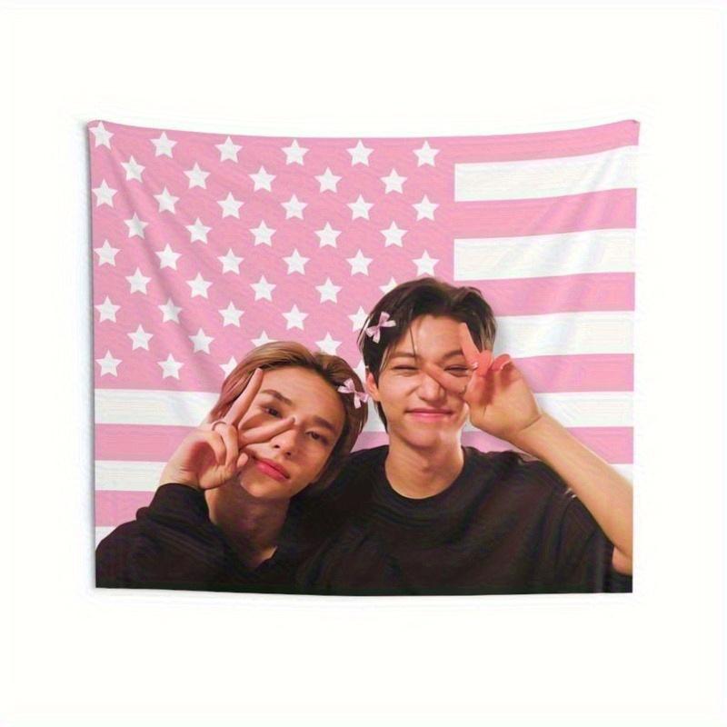 1 шт. Флаг-баннер SKZ Live America с изображением Хёнджина из Stray Kids и мерча, выполненный в розовых тонах с белыми полосами, Гобелен
