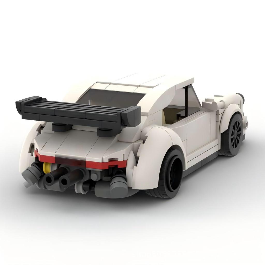 Игрушечная модель автомобиля, собранная из строительных блоков