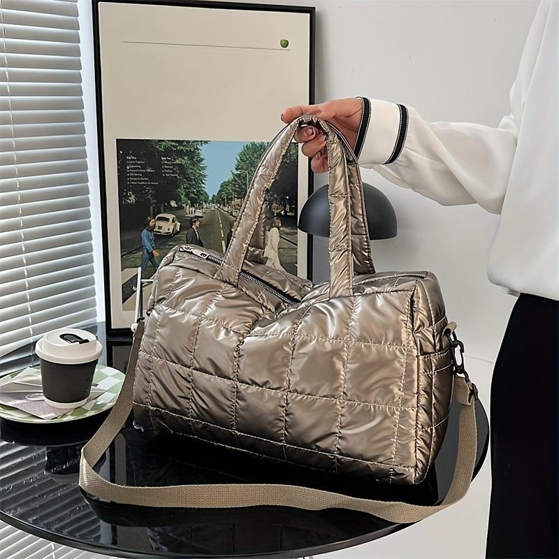 Стеганая однотонная мягкая дорожная сумка - прочная, портативная и стильная - идеально подходит для спорта, работы и повседневного использования