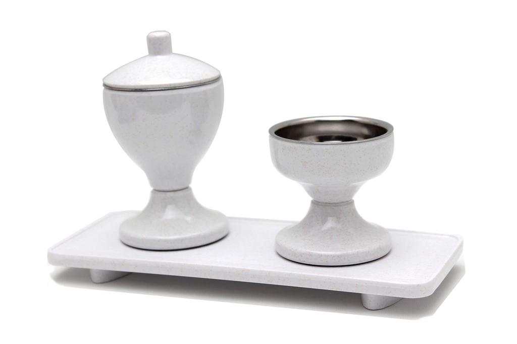 Этот 7-предметный буддийский алтарный набор включает в себя звук «Такаясу Он» нержавеющего колокольчика, емкость для воды, емкость для риса, поднос, вазу, шикими (священный