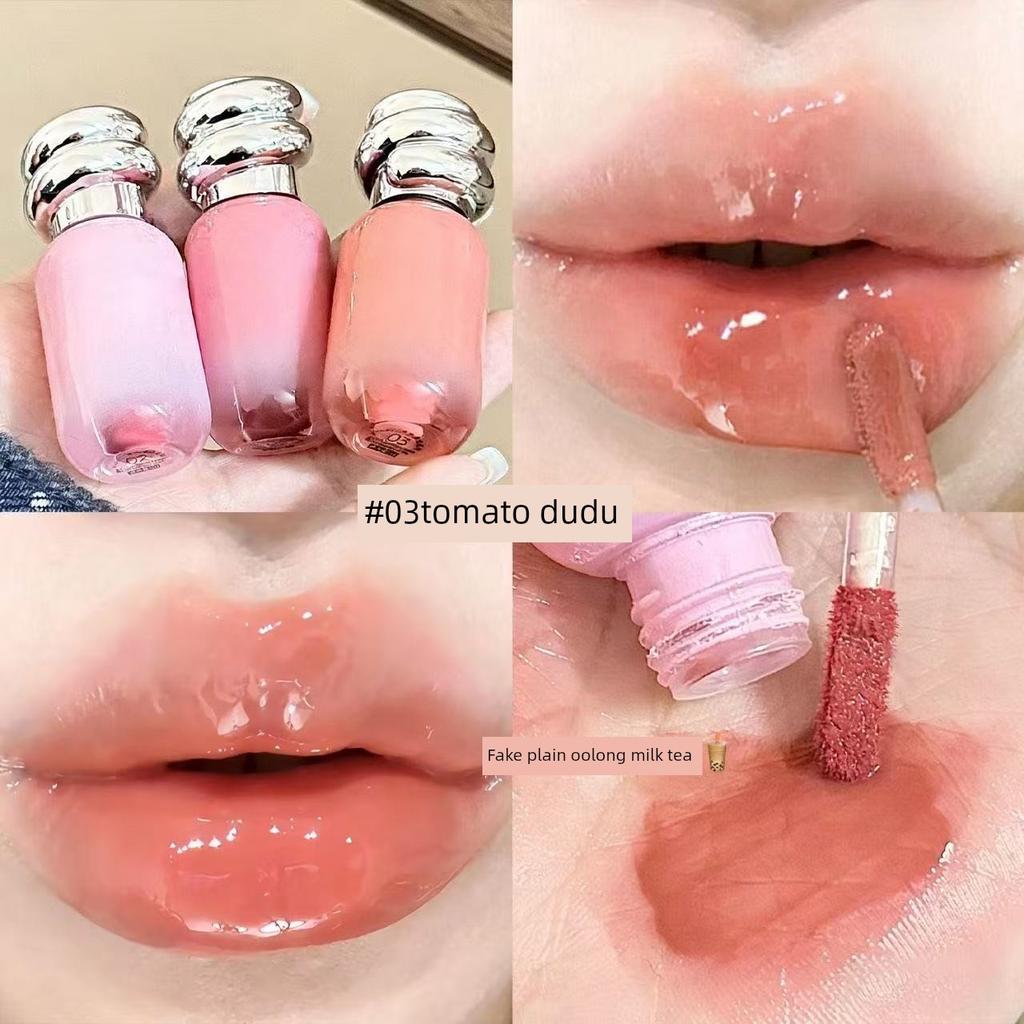 Korean-Style Pink Lip Gloss with a Dewy Mirror Finish, Suitable for Layering as a Base or Moisturizing Lip Balm, Creating a Natural Pink Look