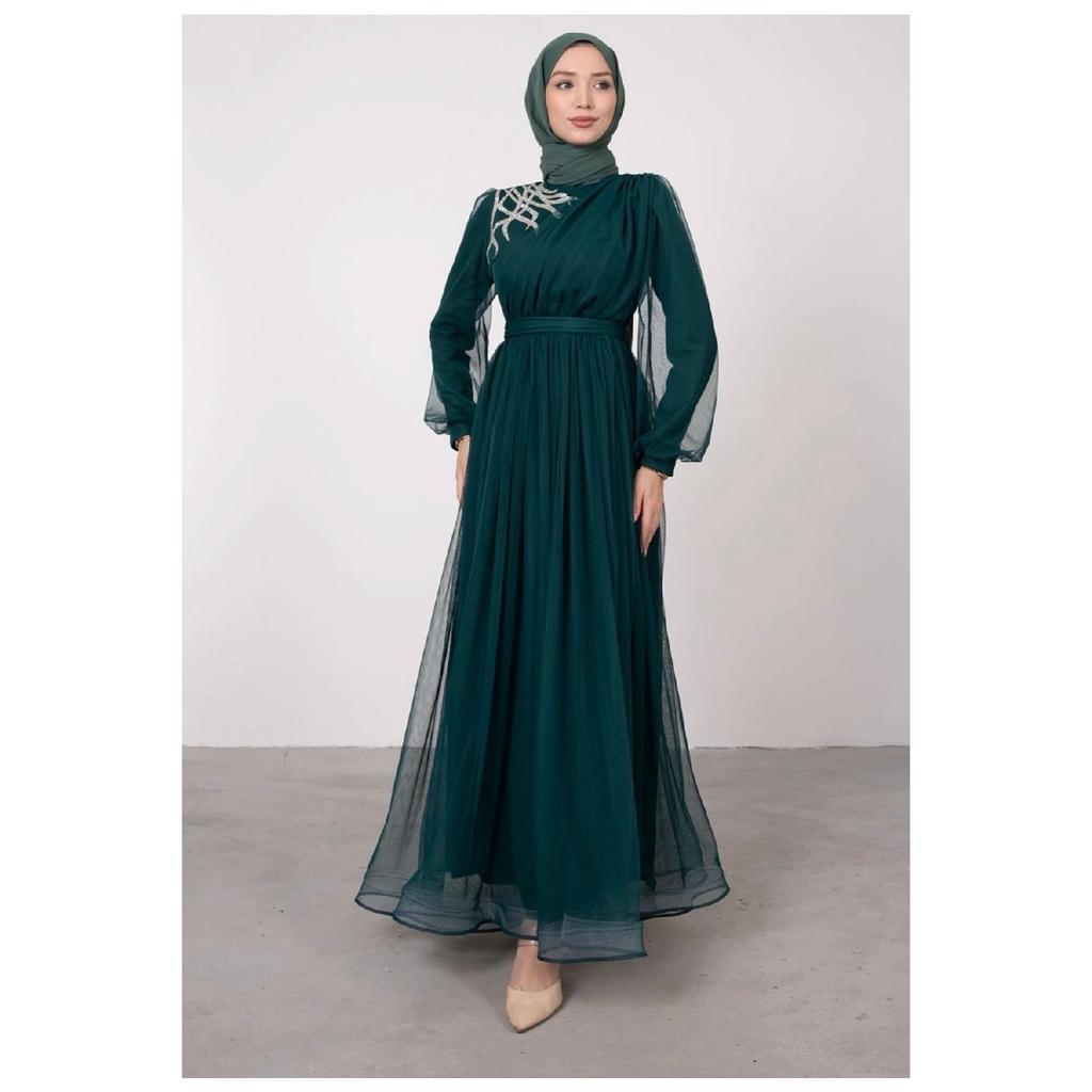 Вечернее платье из тюля с драпировкой и поясом, с каменной отделкой спереди