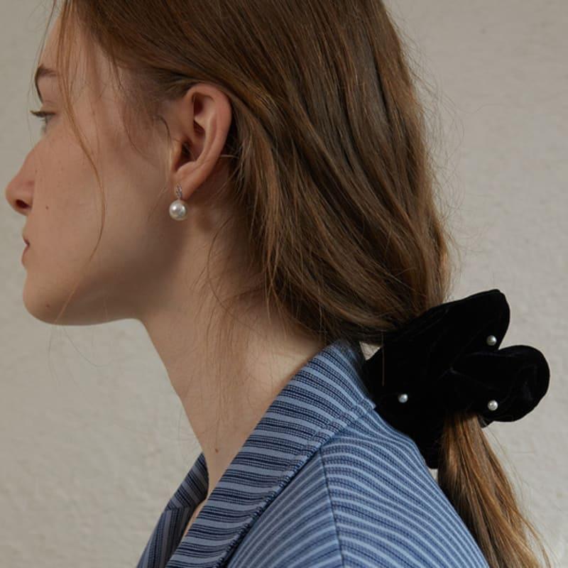 Бархатная резинка для волос leeENoir с жемчугом