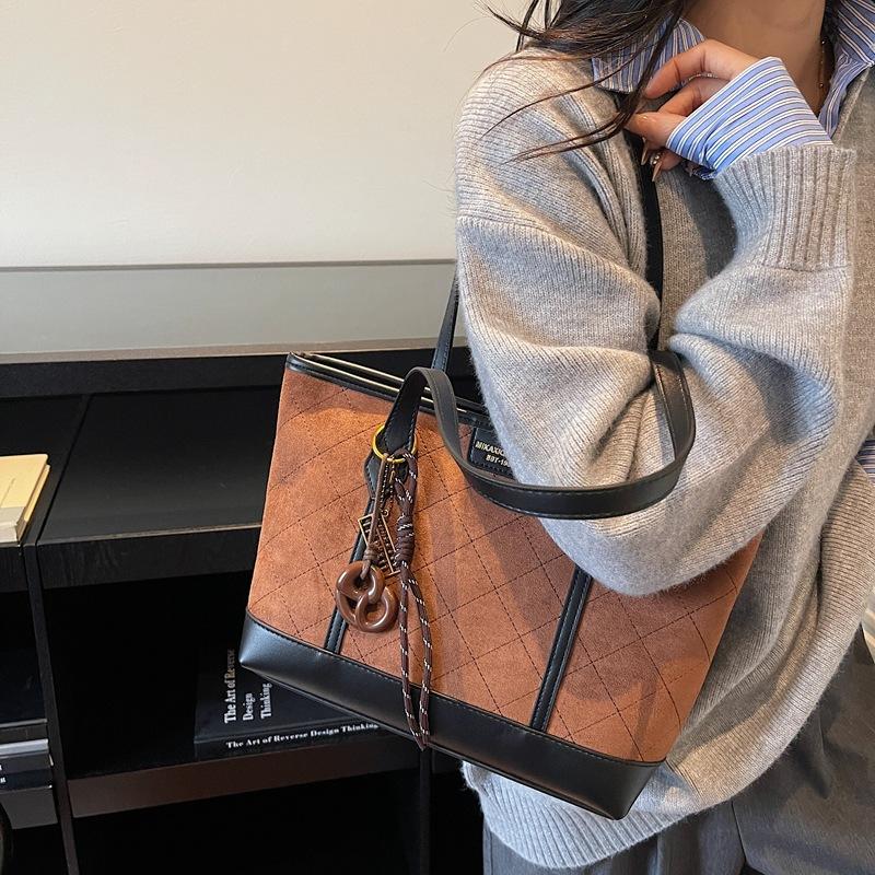 Вместительная матовая сумка под мышкой женская 2025 новая модная ретро сумка через плечо осенне-зимняя通勤 замшевая сумка-тоут