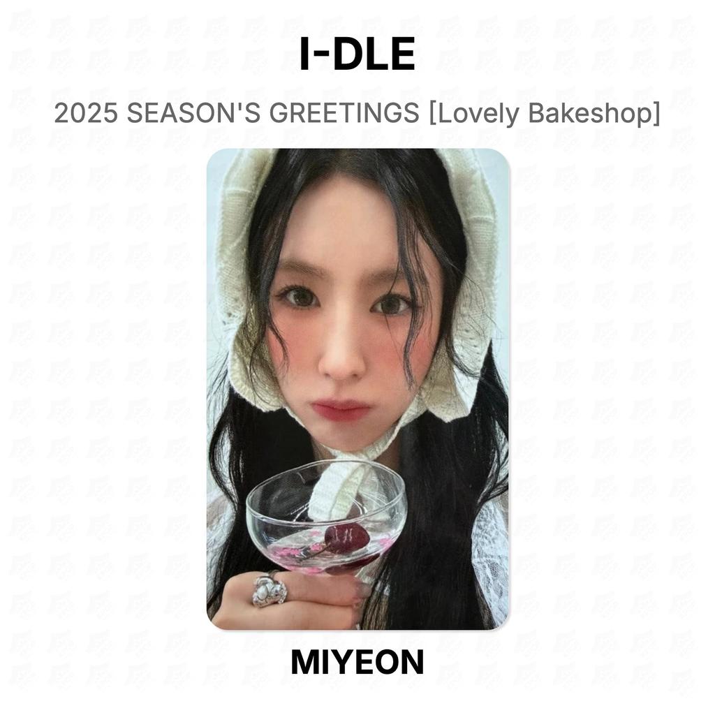 I-DLE 2025 СЕЗОННОЕ ПОЗДРАВЛЕНИЕ [Lovely Bakeshop] Официальная фотокарточка