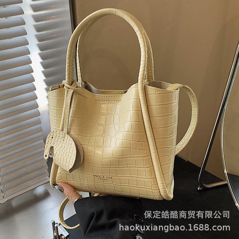 Супер огонь маленькая сумка женская летняя универсальная 2025 новая модная на плечо сумка-мессенджер в этом году популярная портативная сумка-ведро